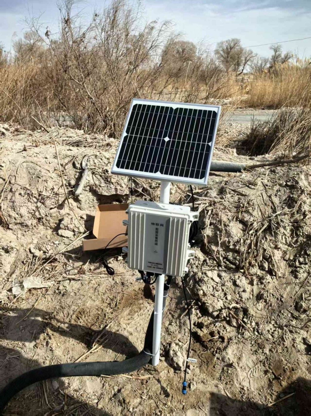 我公司供应新疆大学棉花基地土壤墒情监测站安装验收!